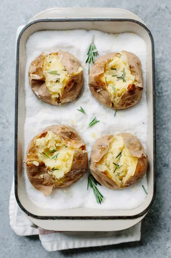 Patatas Asadas en Sal con Mantequilla de Romero