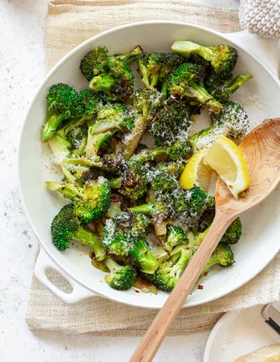 Brócoli salteado con ajo y parmesano en 15 minutos