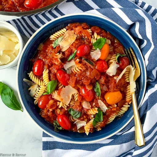 Salsa Arrabbiata con tomates cherry y pasta