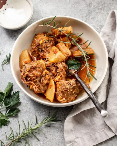 Paletilla de cerdo italiana a la cocción lenta con patatas al romero