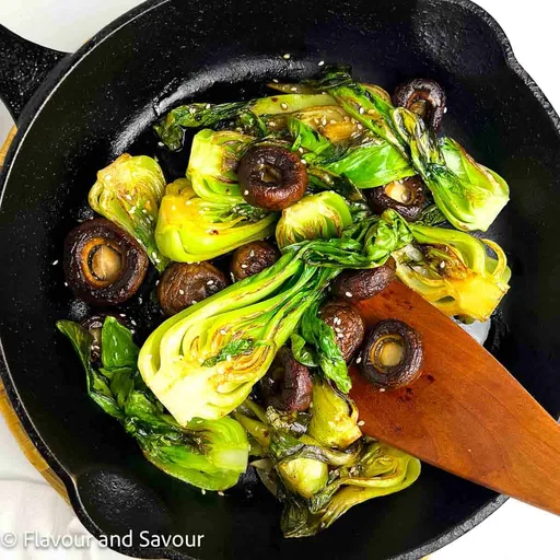 Salteado de bok choy tierno y setas