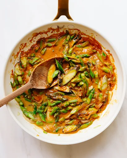 Stir-Fried Asparagus with Peanut Sauce