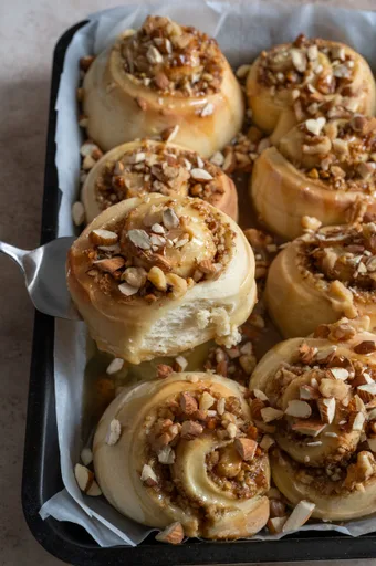 Baklava cinnamon rolls
