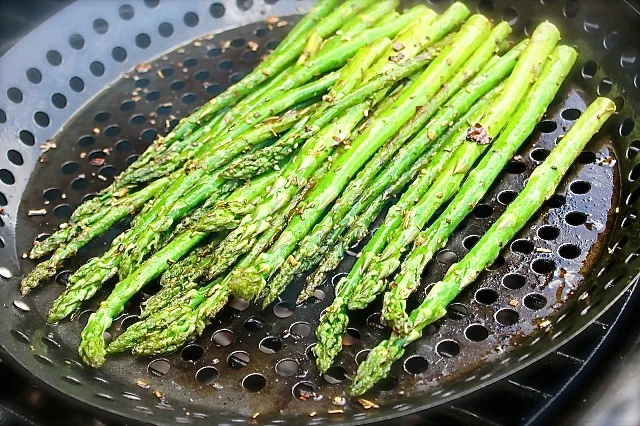 Espárragos al grill con aceite de trufas