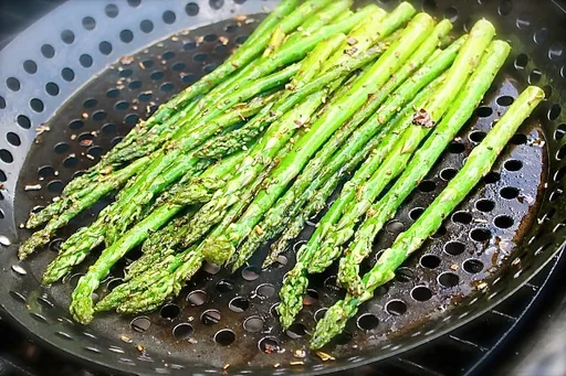 Espárragos al grill con aceite de trufas