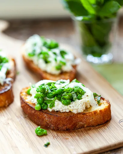 Bruschetta de guisantes dulces con requesón batido