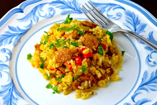 Arroz guisado con salchichas de pollo
