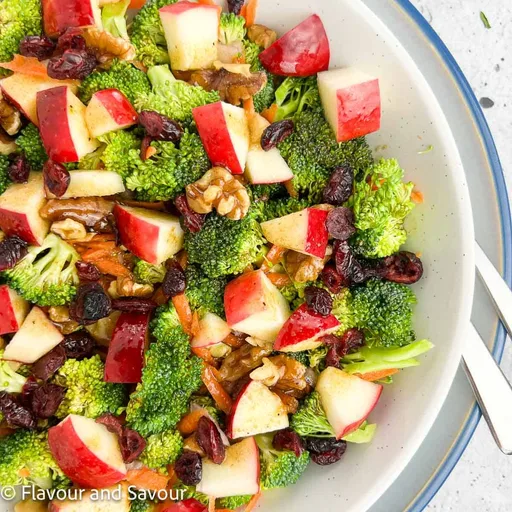 Ensalada de brócoli y manzana con aderezo balsámico de arce