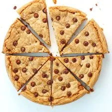 Tarta de galleta con chocolate y caramelos de mantequilla