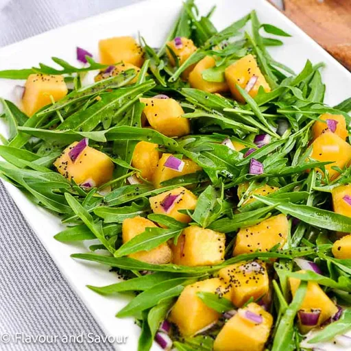 Ensalada de Melón y Rúcula con Aderezo de Semillas de Amapola
