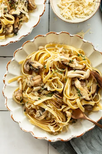 Pasta con setas silvestres y salsa de mantequilla al tomillo