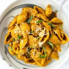 Cottage Cheese Pasta with Tomato, Arugula and Chicken