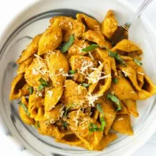 Pasta con requesón, tomate, rúcula y pollo