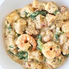 Ñoquis cremosos de boniato con gambas y panceta