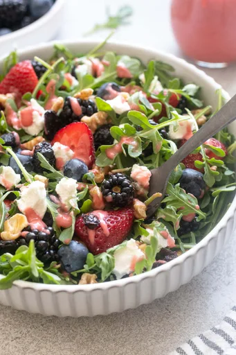 Ensalada de frutos rojos y rúcula con queso de cabra