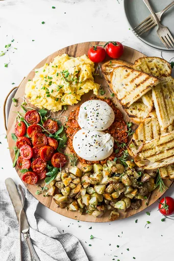 Tabla de embutidos y quesos para el desayuno con burrata y más