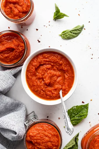 Salsa de tomate clásica para pasta con base de mirepoix