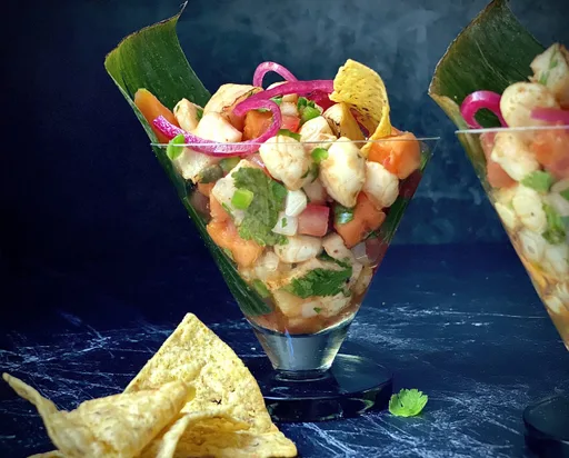 Ceviche isleño con cebolla encurtida
