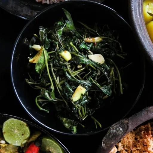 Salteado fácil de kangkung (espinaca de agua) con ajo tostado