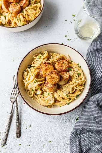 Pasta cremosa al ajo con vieiras a la sartén