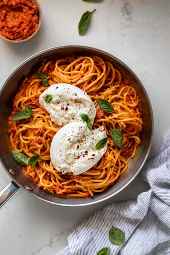 Pasta con salsa romesco cremosa y burrata