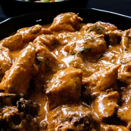 Pollo a la mantequilla cremoso y aromático (murgh makhani indio)