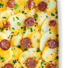 Patatas gratinadas con salchicha
