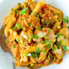 Pasta con pollo a la barbacoa picante