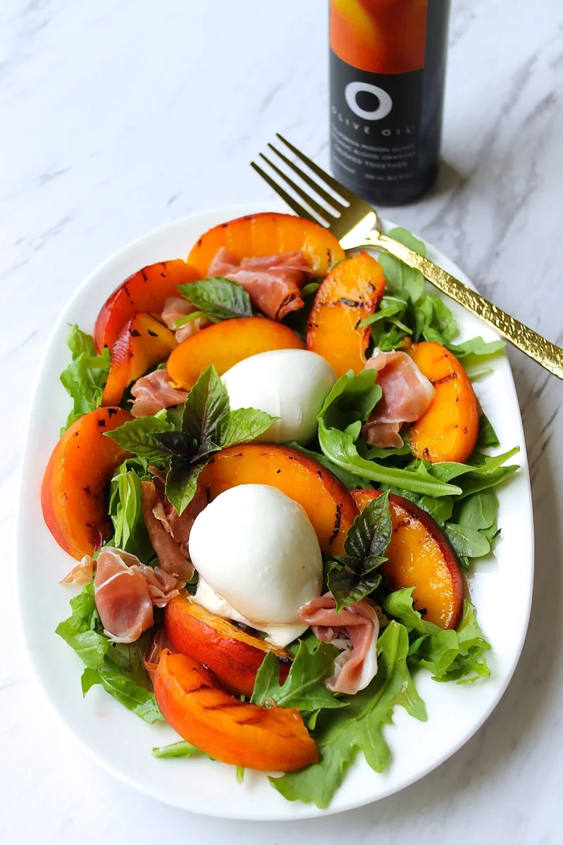 Ensalada de burrata con melocotones al grill