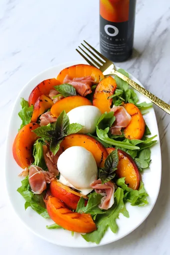 Ensalada de burrata con melocotones al grill