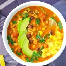 Sopa picante mexicana de tortilla con pollo