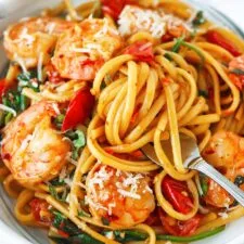 Pasta picante con tomate, mantequilla de ajo y gambas