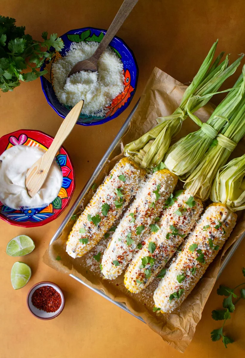 Elotes callejeros: mazorcas de maíz estilo mexicano