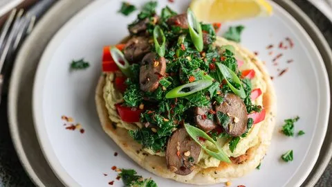 Tostada de hummus de aguacate con setas al miso y salteado de kale