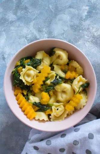 Tortellini de queso en una sola olla con calabaza y espinacas