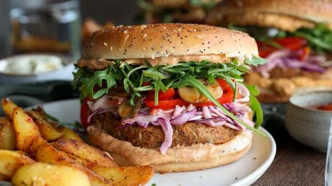 Hamburguesa de alubias y avena con mayonesa cajún