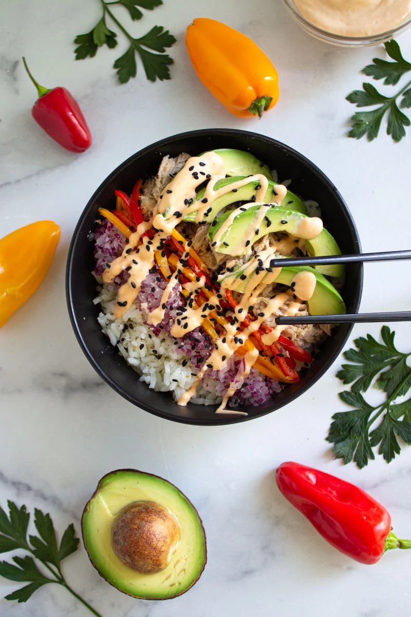 Poke bol de atún con mayonesa de Sriracha