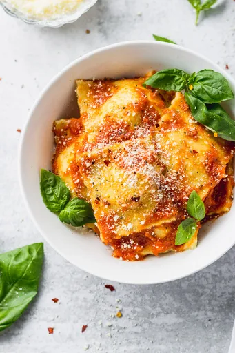 Raviolis de queso caseros con requesón