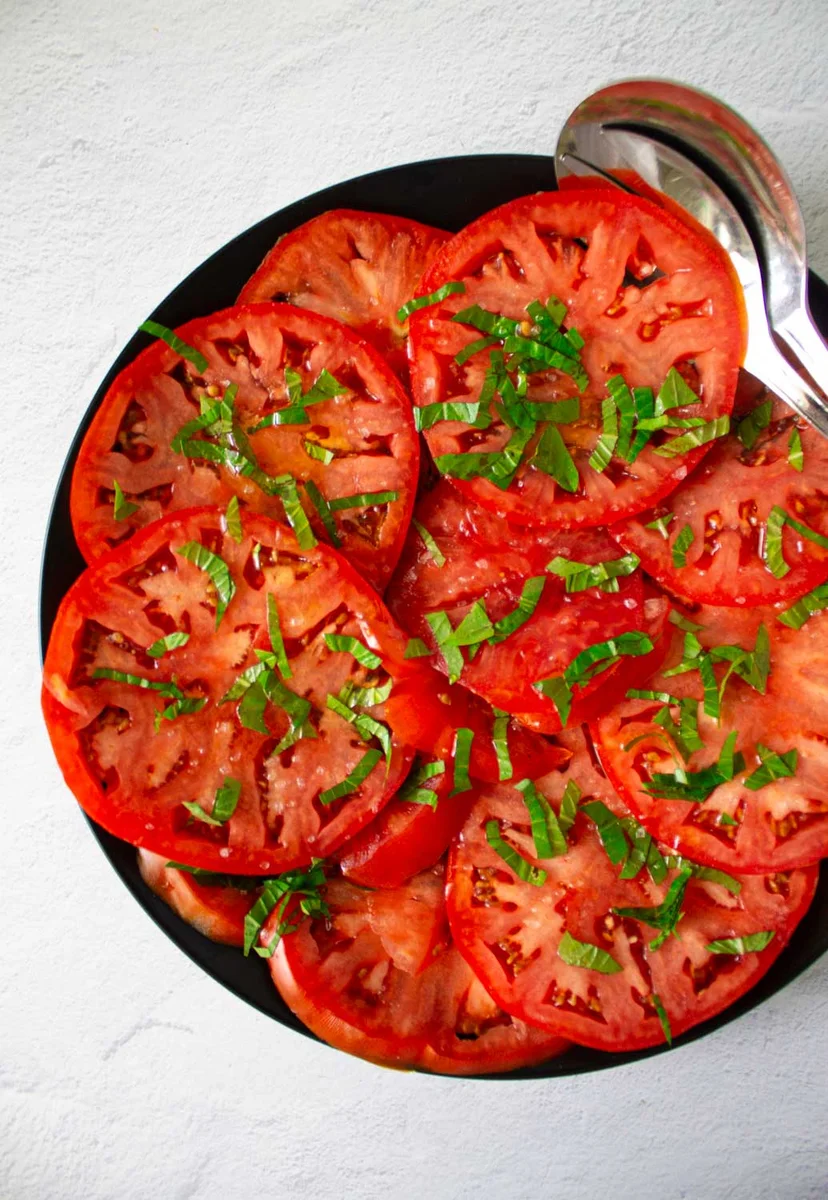 Ensalada de tomate con albahaca