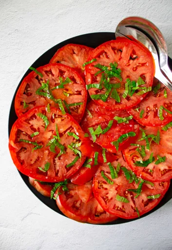 Ensalada de tomate con albahaca