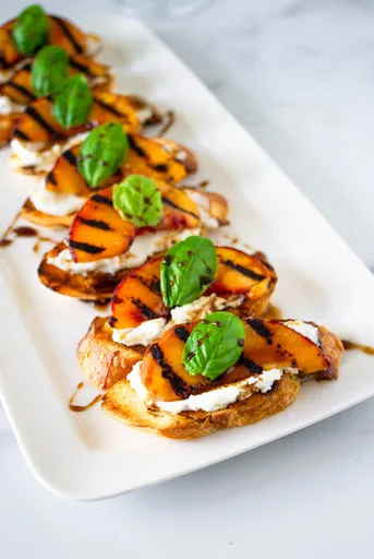 Bruschetta de melocotón a la parrilla y queso de cabra