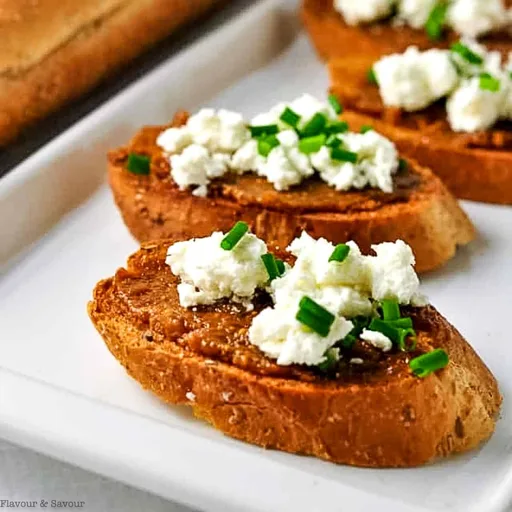 Crostini de higos y queso de cabra