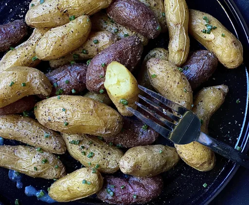 Patatas pequeñas hervidas en salmuera