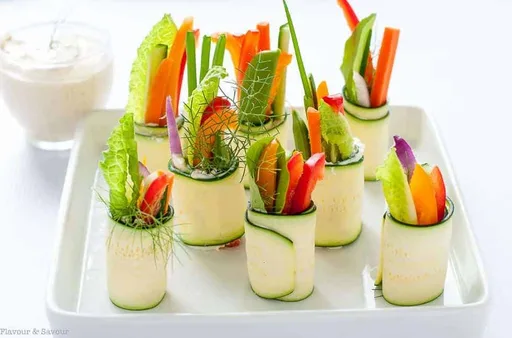 Aperitivo de rollitos frescos de calabacín y verduras