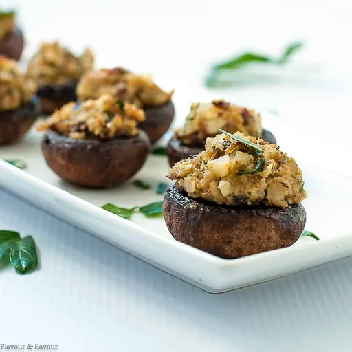 Champiñones rellenos de queso azul para amantes del ajo