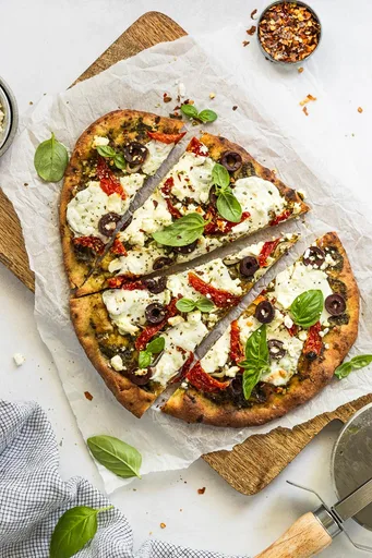 Pizza plana mediterránea con pesto en 15 minutos