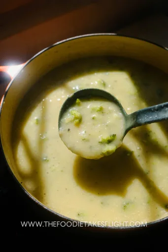 Sopa Vegana de Patata y Brócoli con Queso