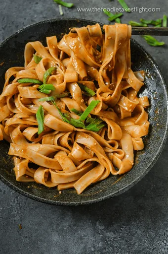 Fideos de arroz tiernos con salsa de sésamo y Hoisin