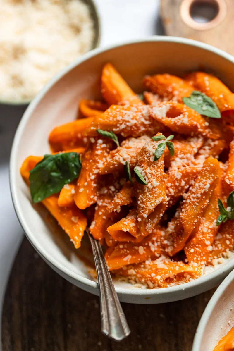 Pasta en 30 Minutos con Salsa de Pimiento Rojo Asado (¡Sin Nata!)
