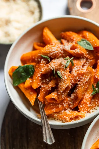 Pasta en 30 Minutos con Salsa de Pimiento Rojo Asado (¡Sin Nata!)